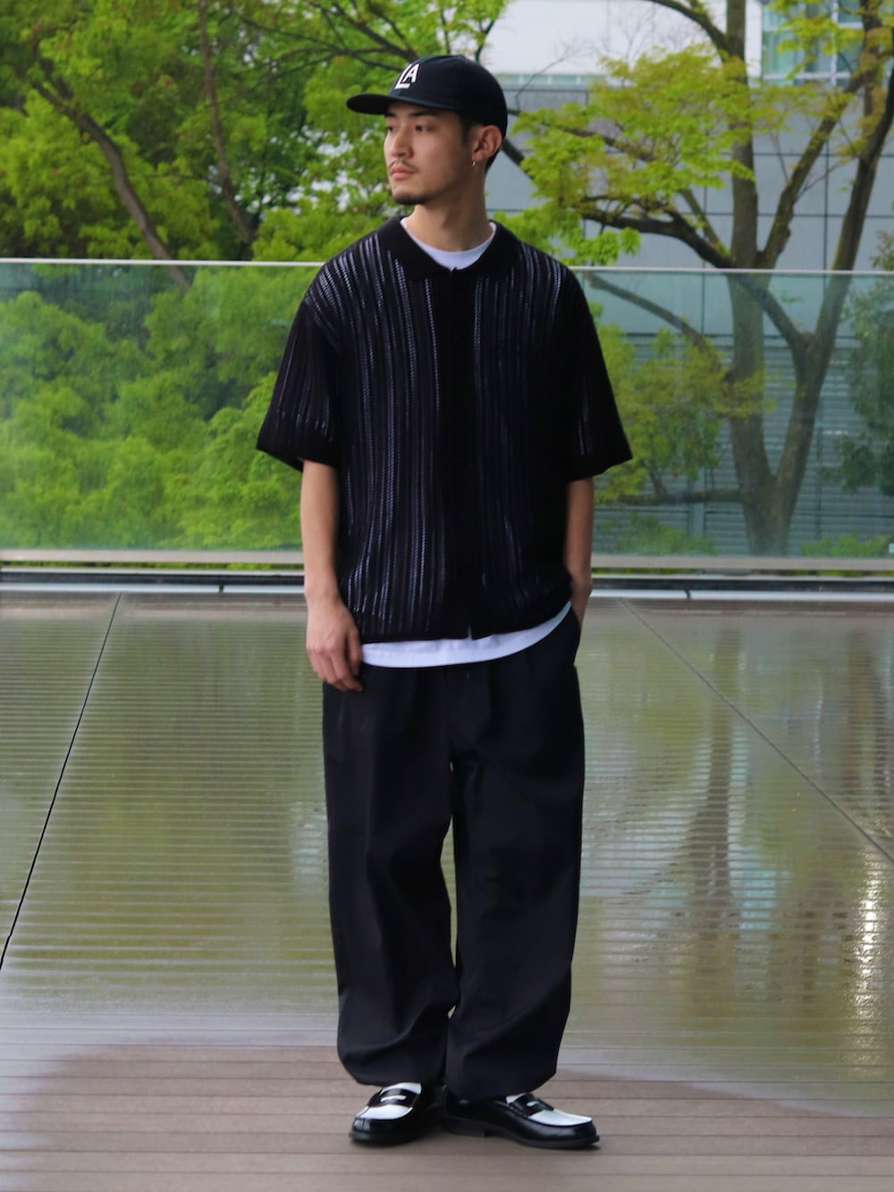 ブラック系のシャツ/ブラウス、ブラック系のチノパンツ、その他のローファーを着用したメンズの春コーディネートの2枚目の写真