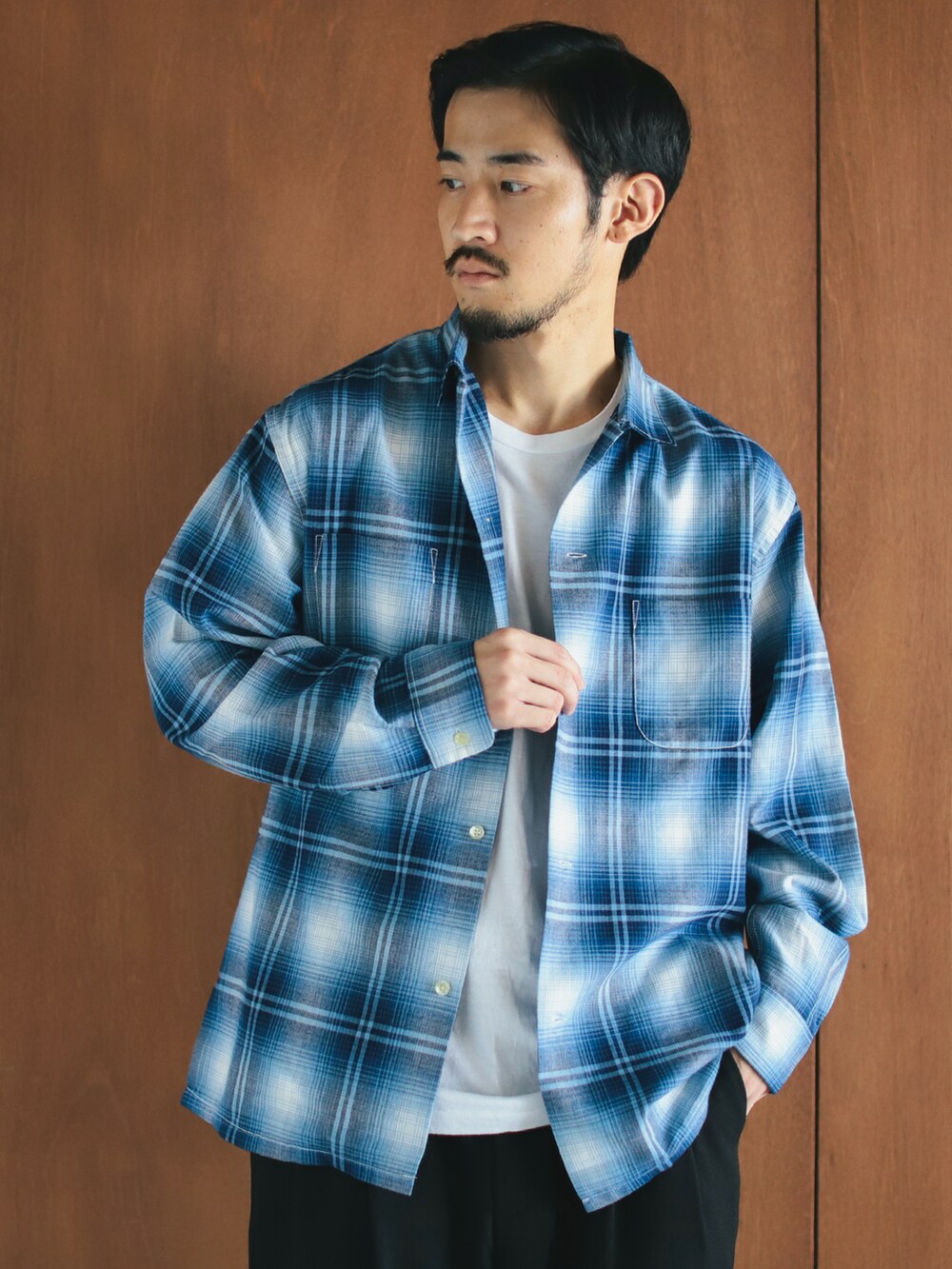 ブルー系のシャツ/ブラウス、ブラック系のその他パンツを着用したメンズの秋コーディネートの2枚目の写真