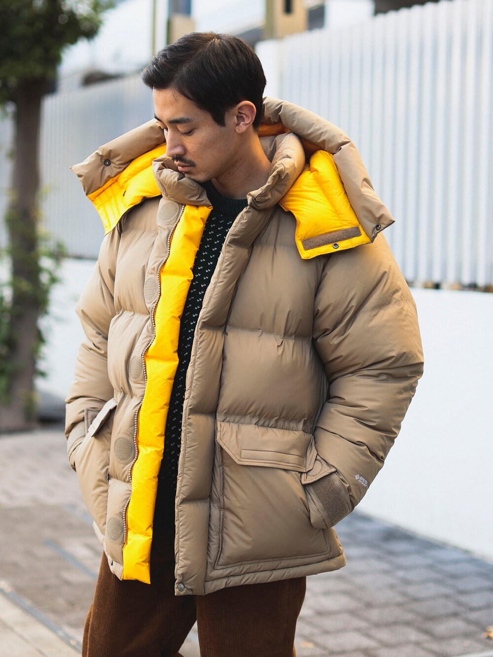 ブラウン系のその他パンツ、ブルー系のニット/セーターを着用したメンズの冬コーディネートの3枚目の写真