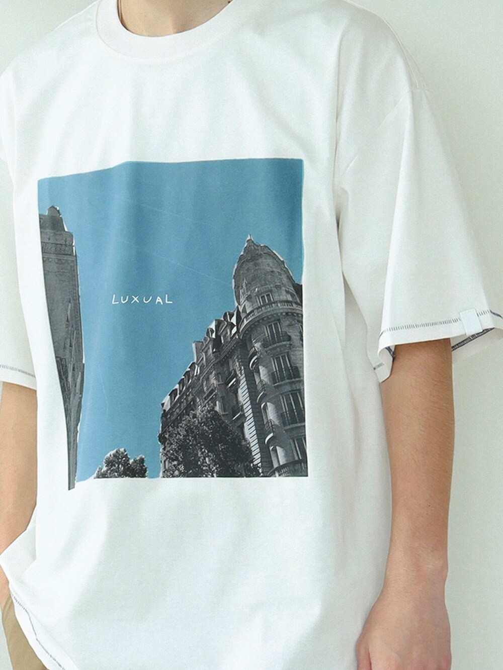 ホワイト系のTシャツ/カットソー、ベージュ系のその他パンツ、ホワイト系のその他シューズを着用したメンズの夏コーディネートの2枚目の写真