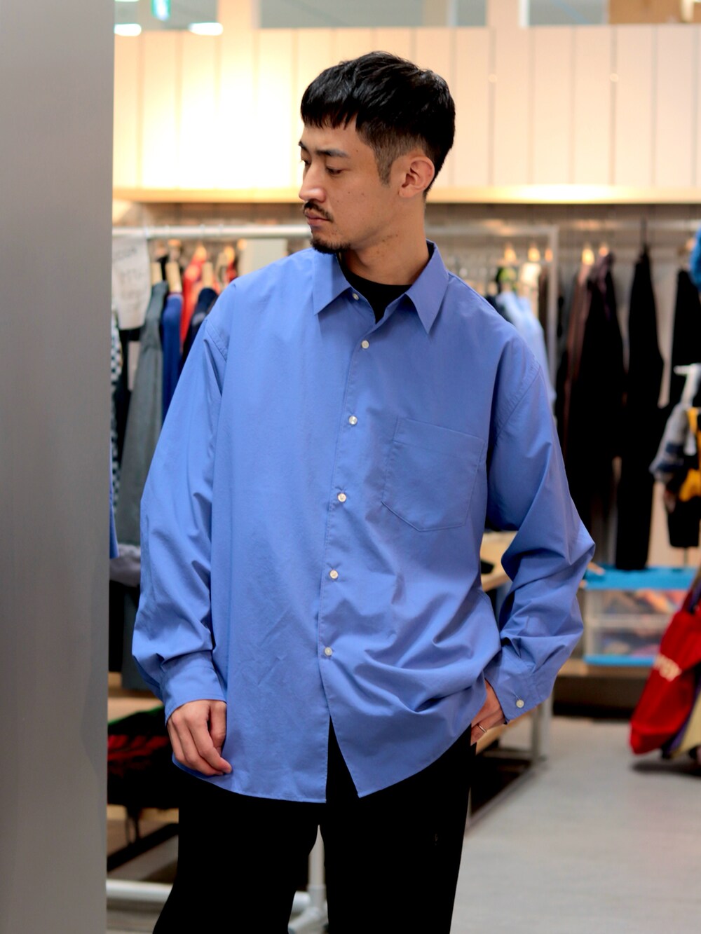 ブルー系のシャツ/ブラウス、ブラック系のその他パンツを着用したメンズの夏コーディネートの2枚目の写真