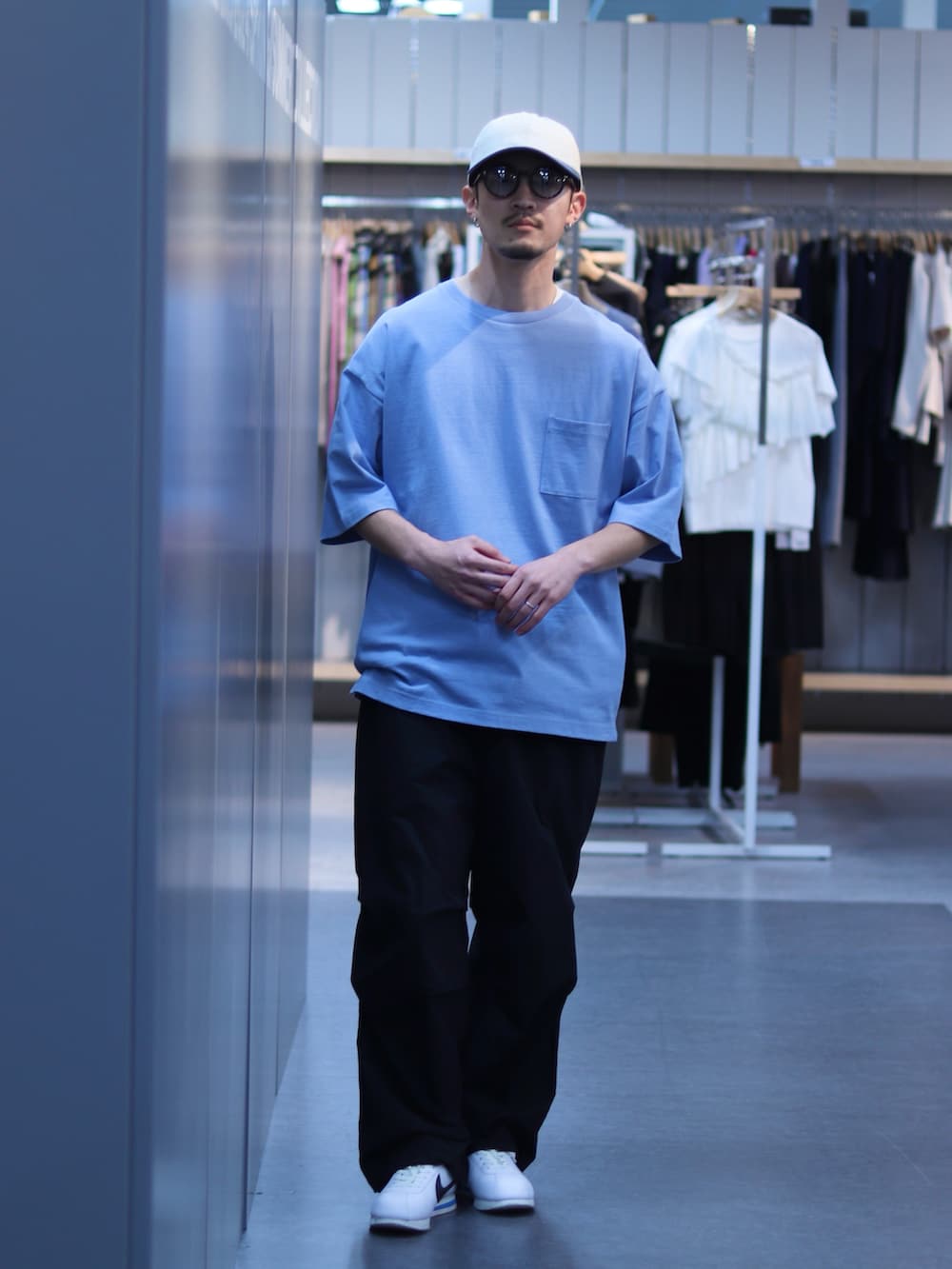 ブルー系のTシャツ/カットソー、ブラック系のその他パンツ、ホワイト系のスニーカーを着用したメンズの春コーディネートの2枚目の写真