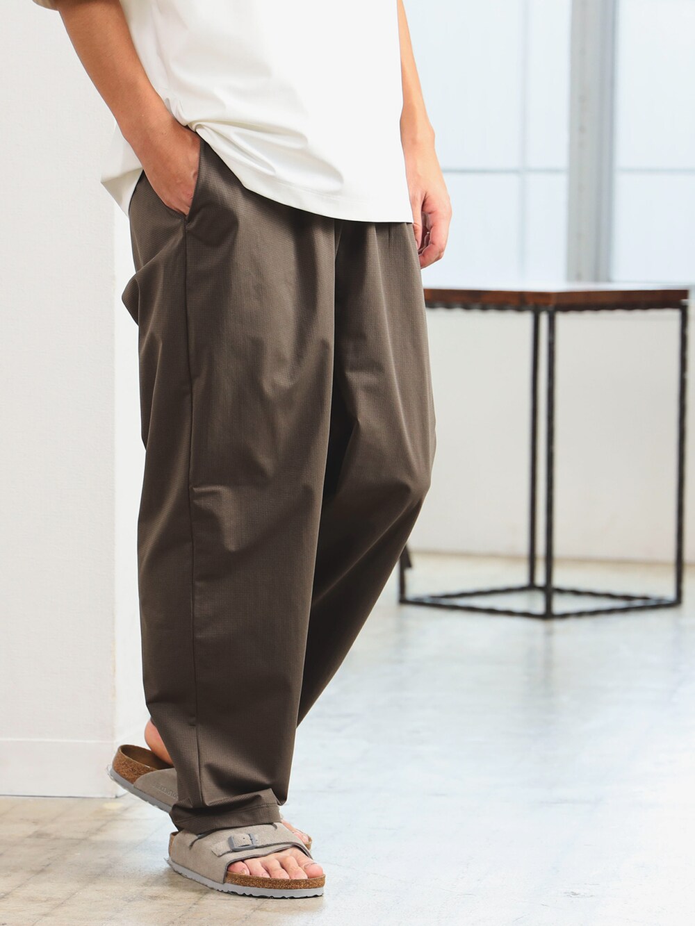 ホワイト系のTシャツ/カットソー、ブラウン系のその他パンツを着用したメンズの夏コーディネートの3枚目の写真