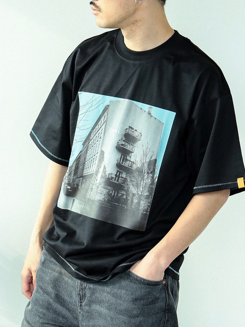 ブラック系のTシャツ/カットソーを着用したメンズの夏コーディネートの4枚目の写真