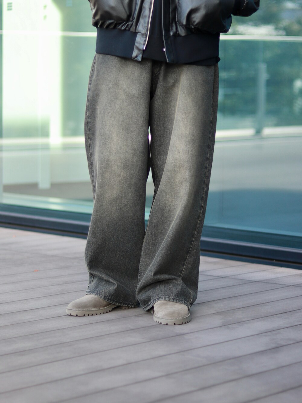 ブラック系のブルゾン、ブラック系のデニムパンツを着用したメンズの秋コーディネートの4枚目の写真