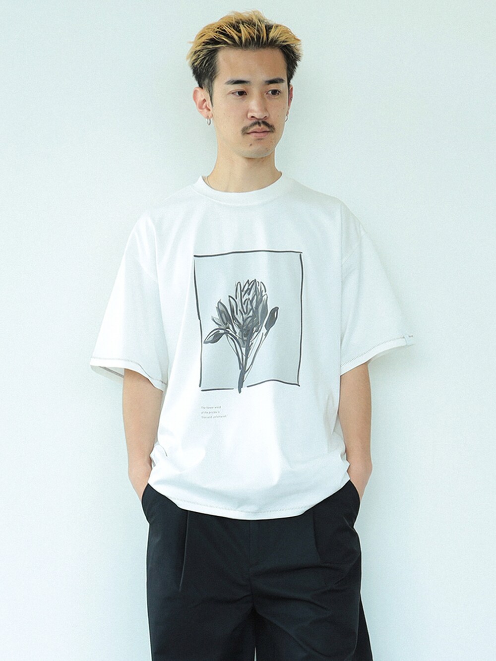 ホワイト系のTシャツ/カットソー、ブラック系のその他パンツ、ホワイト系のその他シューズを着用したメンズの夏コーディネートの2枚目の写真