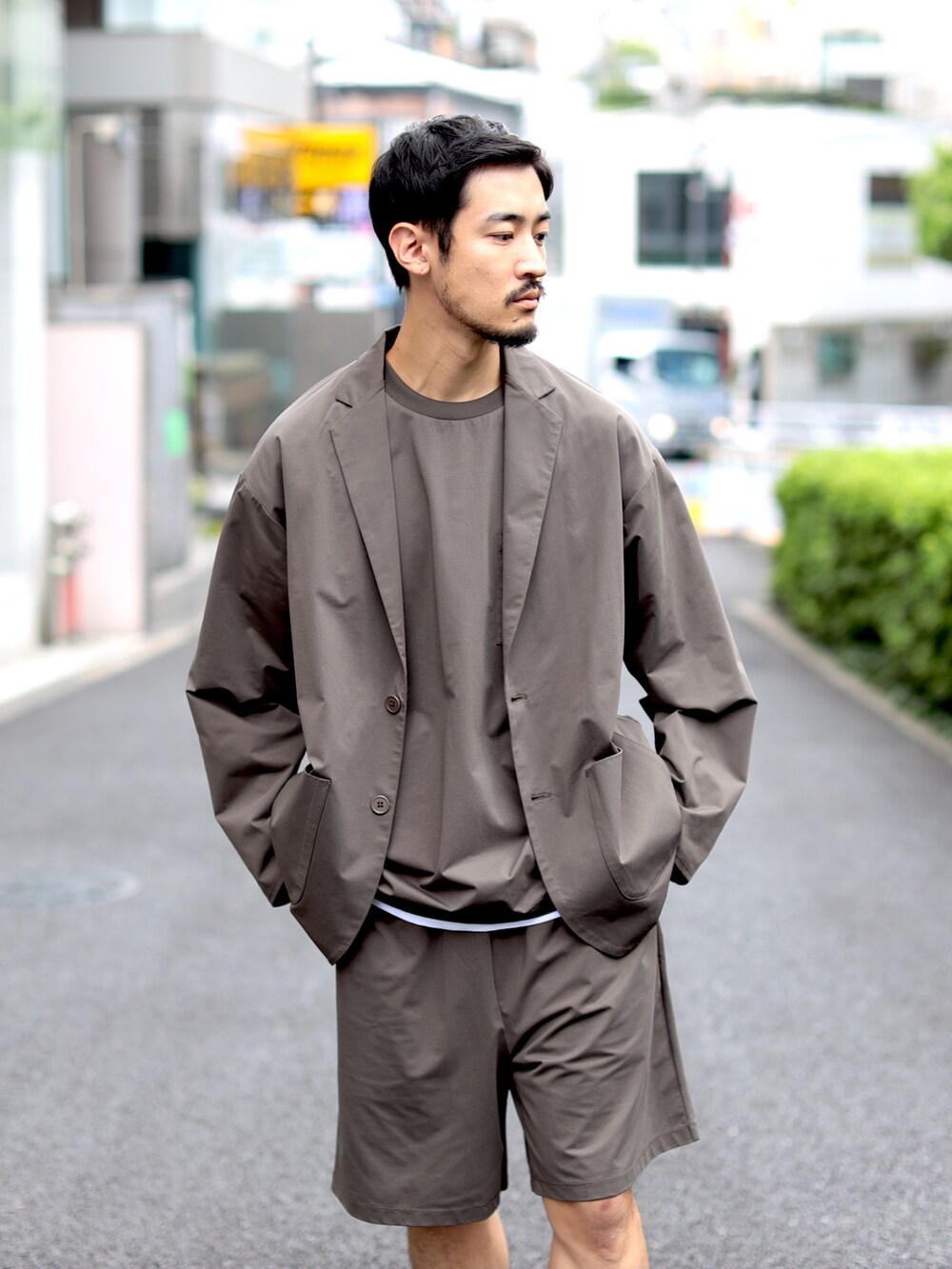 ブラウン系のテーラードジャケット、ブラウン系のTシャツ/カットソー、ブラウン系のその他パンツを着用したメンズの秋コーディネートの2枚目の写真