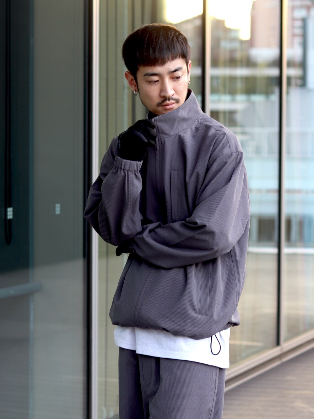 グレー系のブルゾン、グレー系のその他パンツを着用したメンズの冬コーディネートの4枚目の写真