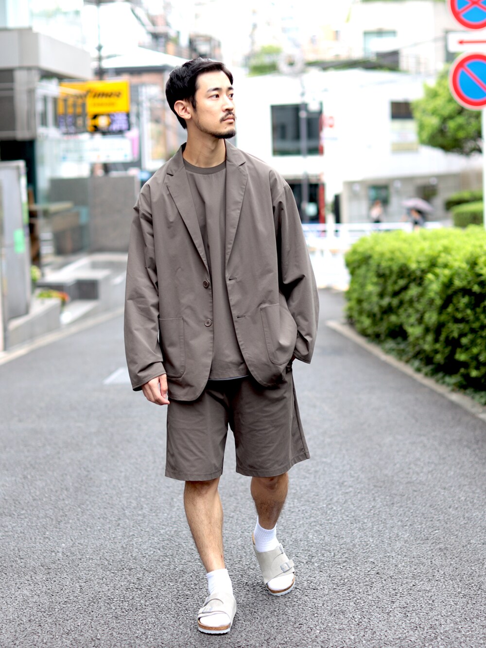 ブラウン系のテーラードジャケット、ブラウン系のTシャツ/カットソー、ブラウン系のその他パンツを着用したメンズの秋コーディネートの4枚目の写真