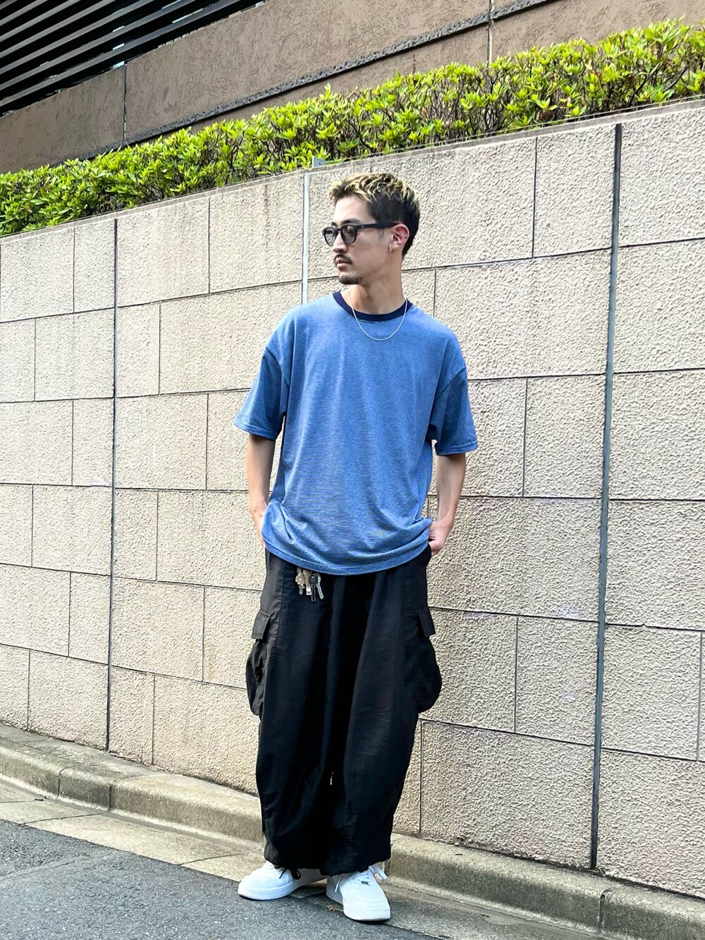 ブルー系のTシャツ/カットソー、ホワイト系のスニーカーを着用したメンズの夏コーディネートの2枚目の写真