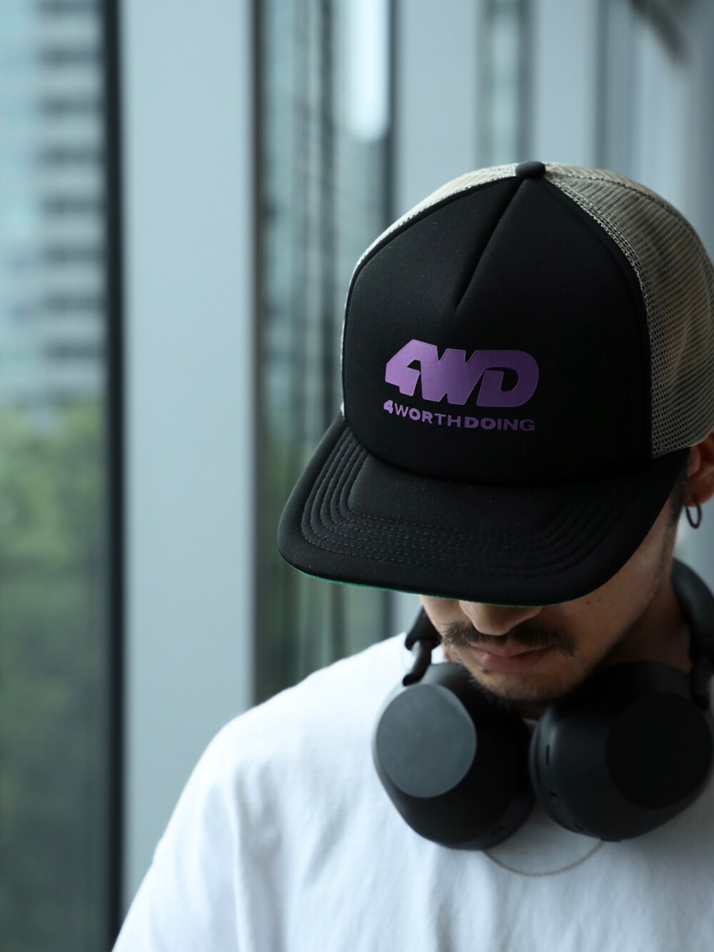 ブラック系のスニーカーを着用したメンズの夏コーディネートの4枚目の写真