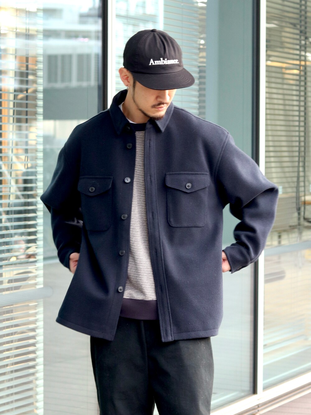 ブルー系のスウェット、ブルー系のブルゾン、ブラック系のその他パンツを着用したメンズの秋コーディネートの3枚目の写真