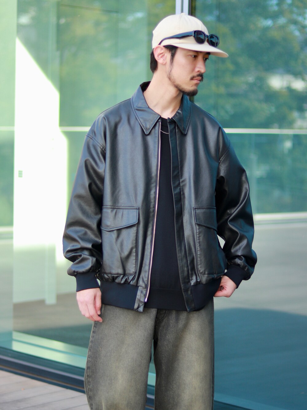 ブラック系のブルゾン、ブラック系のデニムパンツを着用したメンズの秋コーディネートの3枚目の写真
