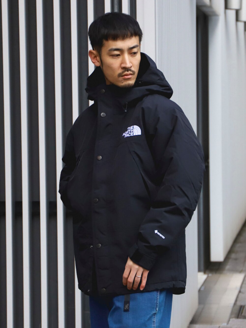 ブラック系のダウンジャケット/コートを着用したメンズの冬コーディネートの4枚目の写真