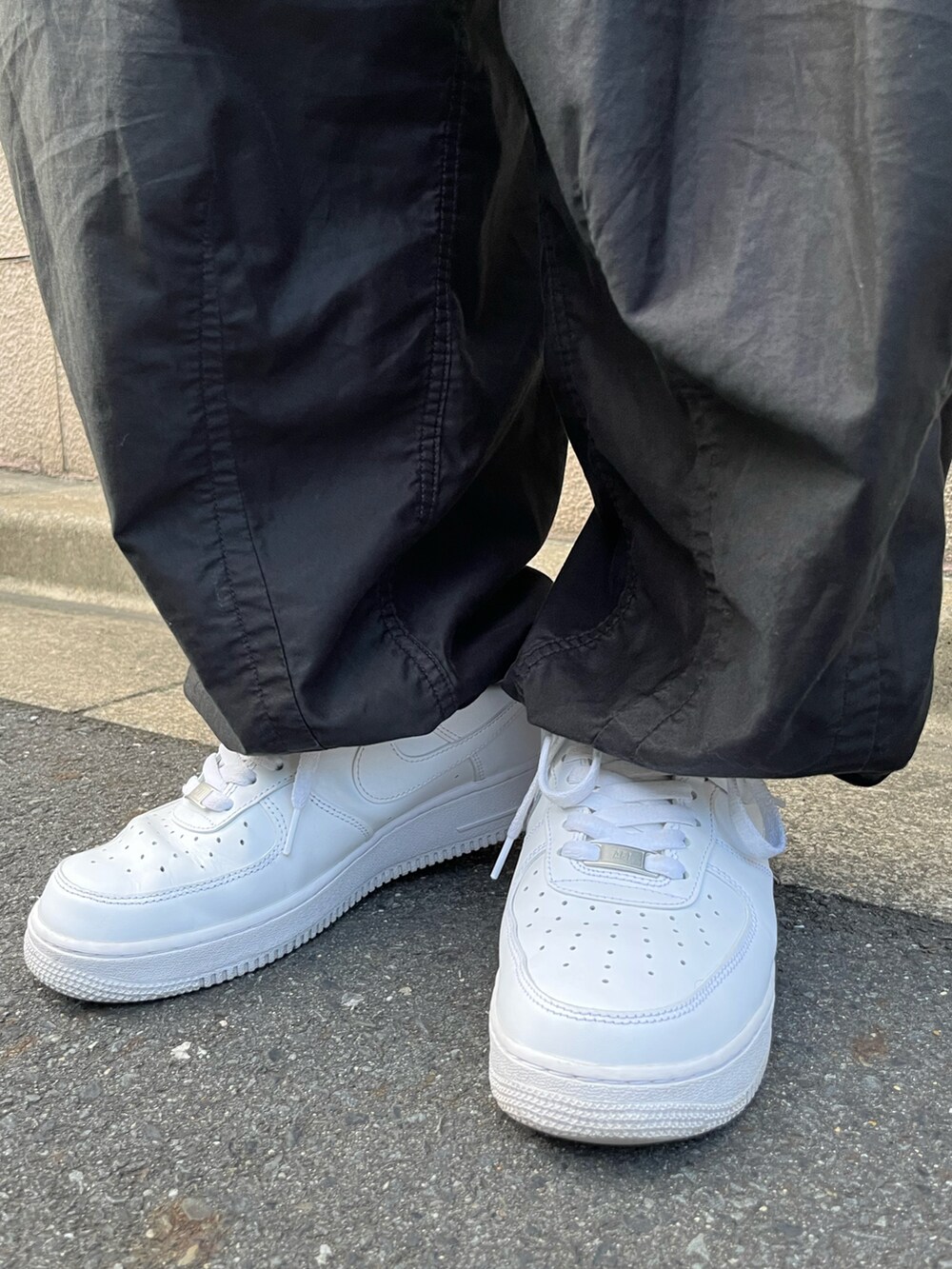 ブルー系のTシャツ/カットソー、ホワイト系のスニーカーを着用したメンズの夏コーディネートの4枚目の写真