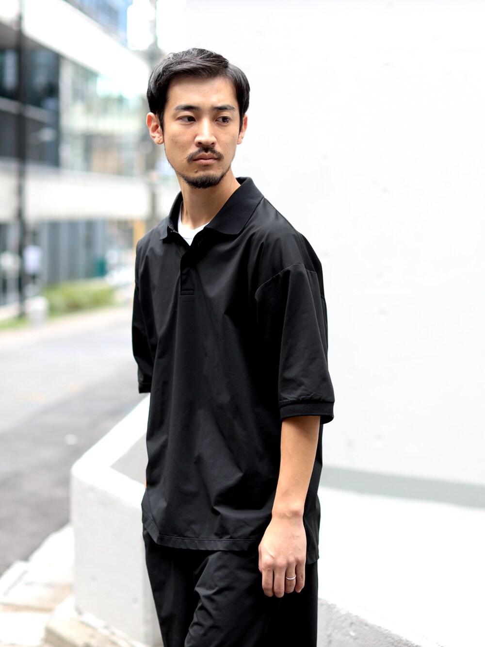 ブラック系のポロシャツ、ブラック系のその他パンツを着用したメンズの秋コーディネートの3枚目の写真