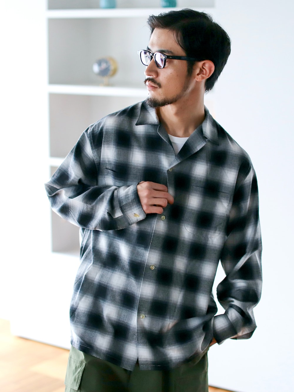 ブラック系のシャツ/ブラウス、グリーン系のカーゴパンツを着用したメンズの秋コーディネートの2枚目の写真