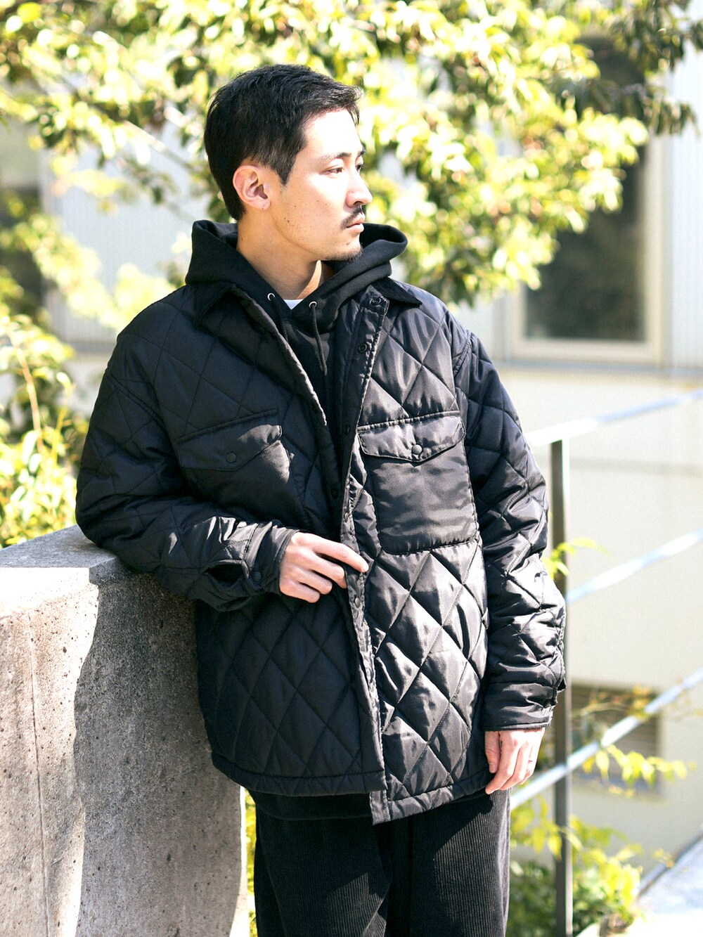 ブラック系のその他パンツ、ブラック系のブルゾン、ブラック系のスニーカーを着用したメンズの冬コーディネートの2枚目の写真