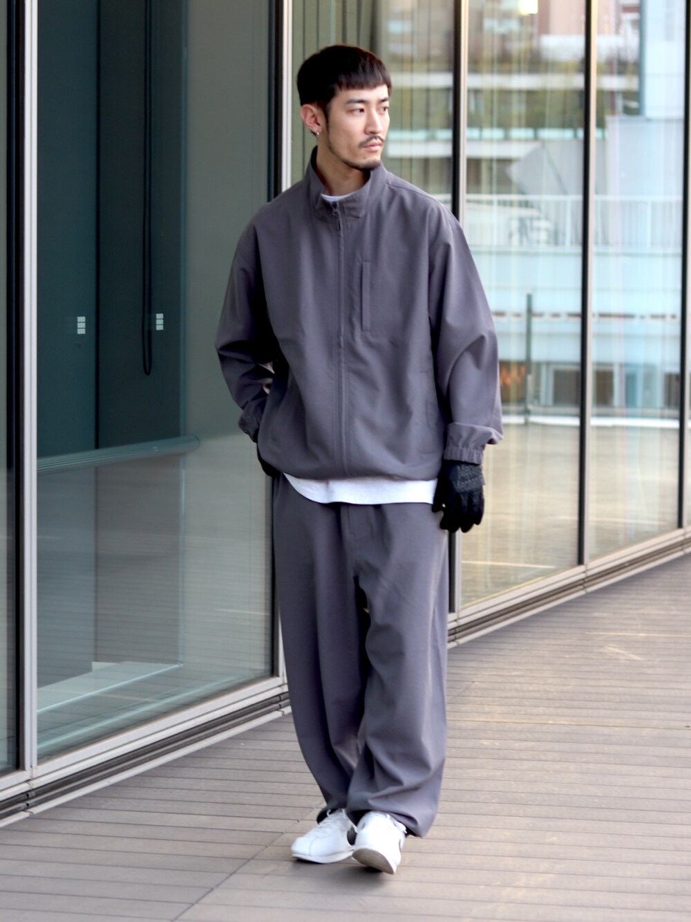 グレー系のブルゾン、グレー系のその他パンツを着用したメンズの冬コーディネートの2枚目の写真