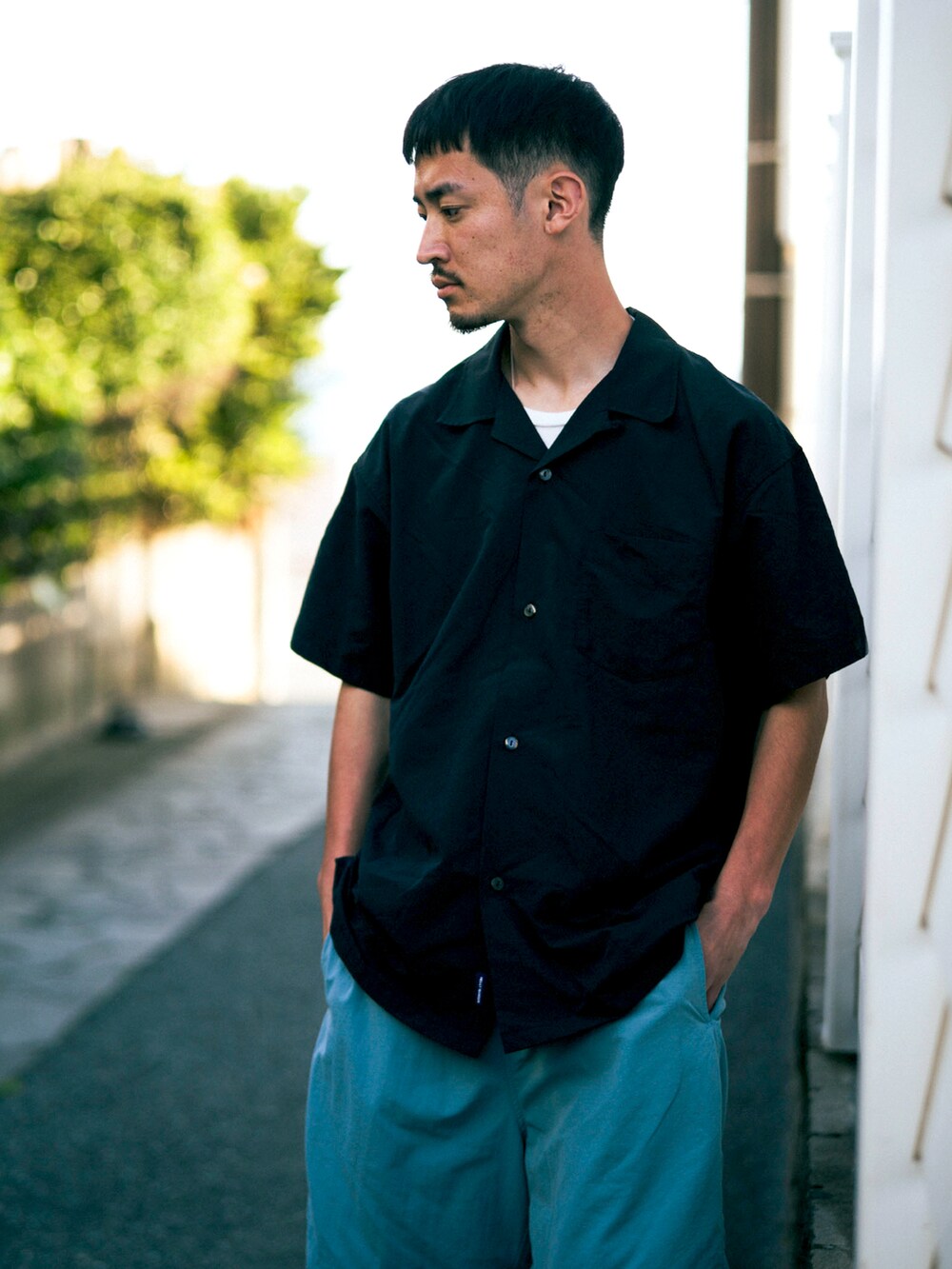 ブラック系のシャツ/ブラウス、ブルー系のその他パンツを着用したメンズの夏コーディネートの2枚目の写真