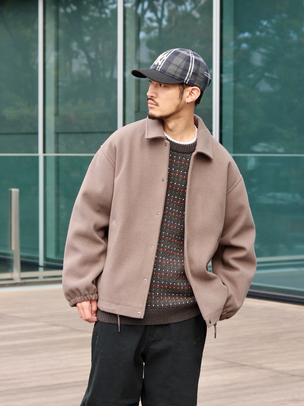 ブラウン系のブルゾン、ブラック系のその他パンツ、グレー系のニット/セーターを着用したメンズの秋コーディネートの3枚目の写真