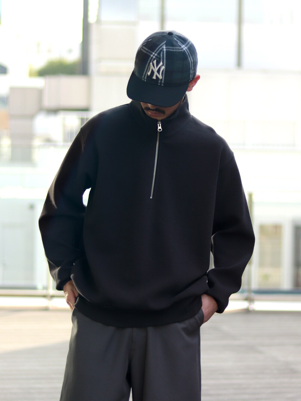 ブラック系のスウェット、ブラック系のその他パンツ、ブラック系のキャップを着用したメンズの秋コーディネートの3枚目の写真