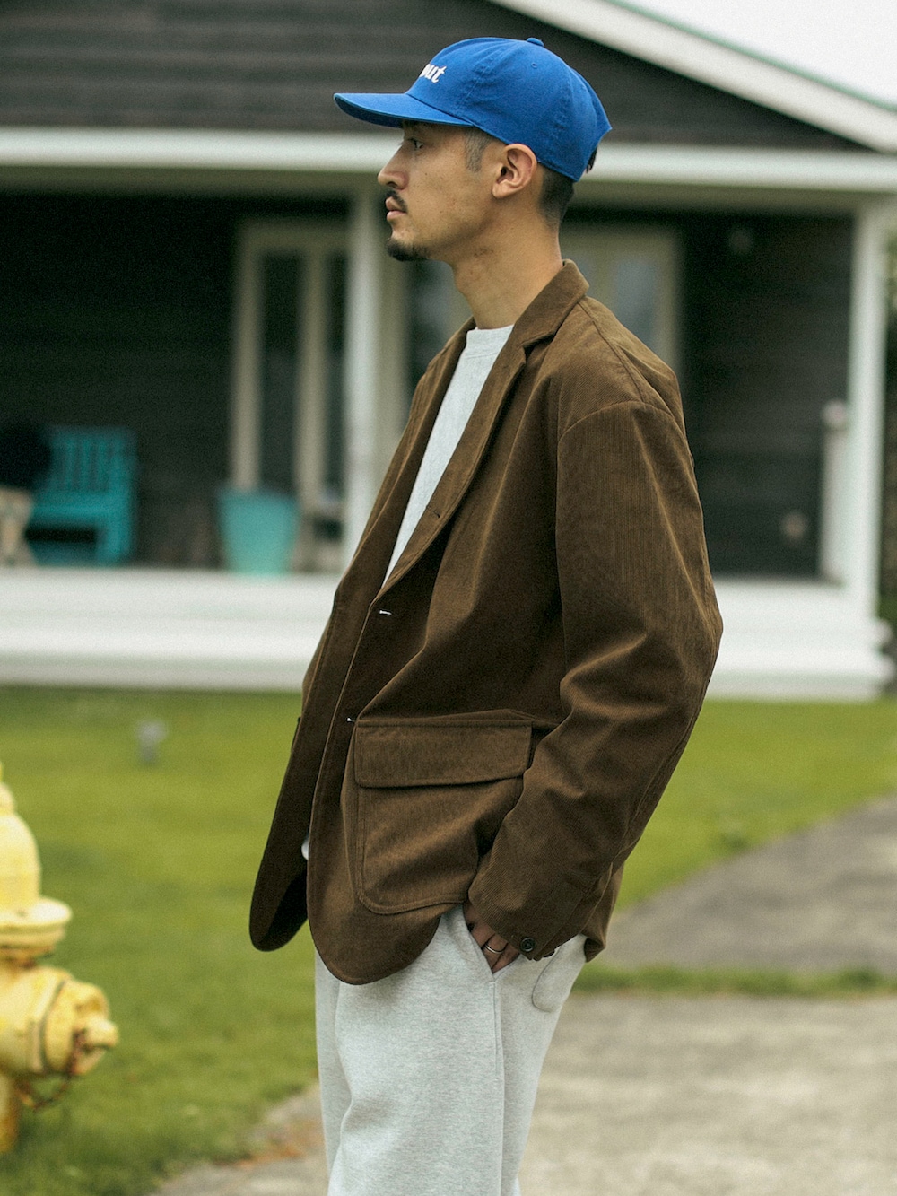 ブラウン系のテーラードジャケット、グレー系のスウェットパンツ、グレー系のスウェットを着用したメンズの秋コーディネートの2枚目の写真