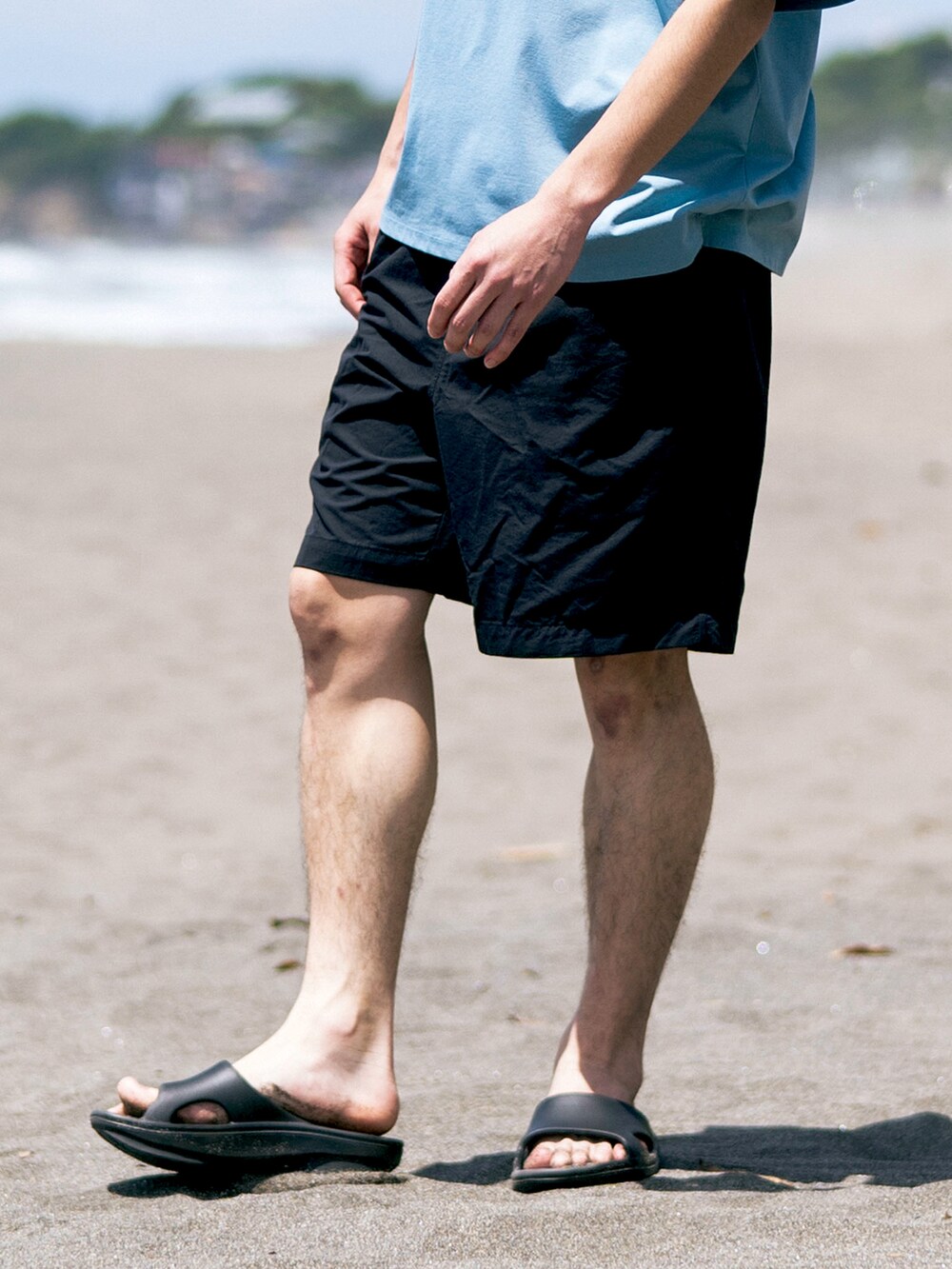 ブルー系のTシャツ/カットソー、ブラック系のその他パンツ、ブラック系のサンダルを着用したメンズの夏コーディネートの3枚目の写真