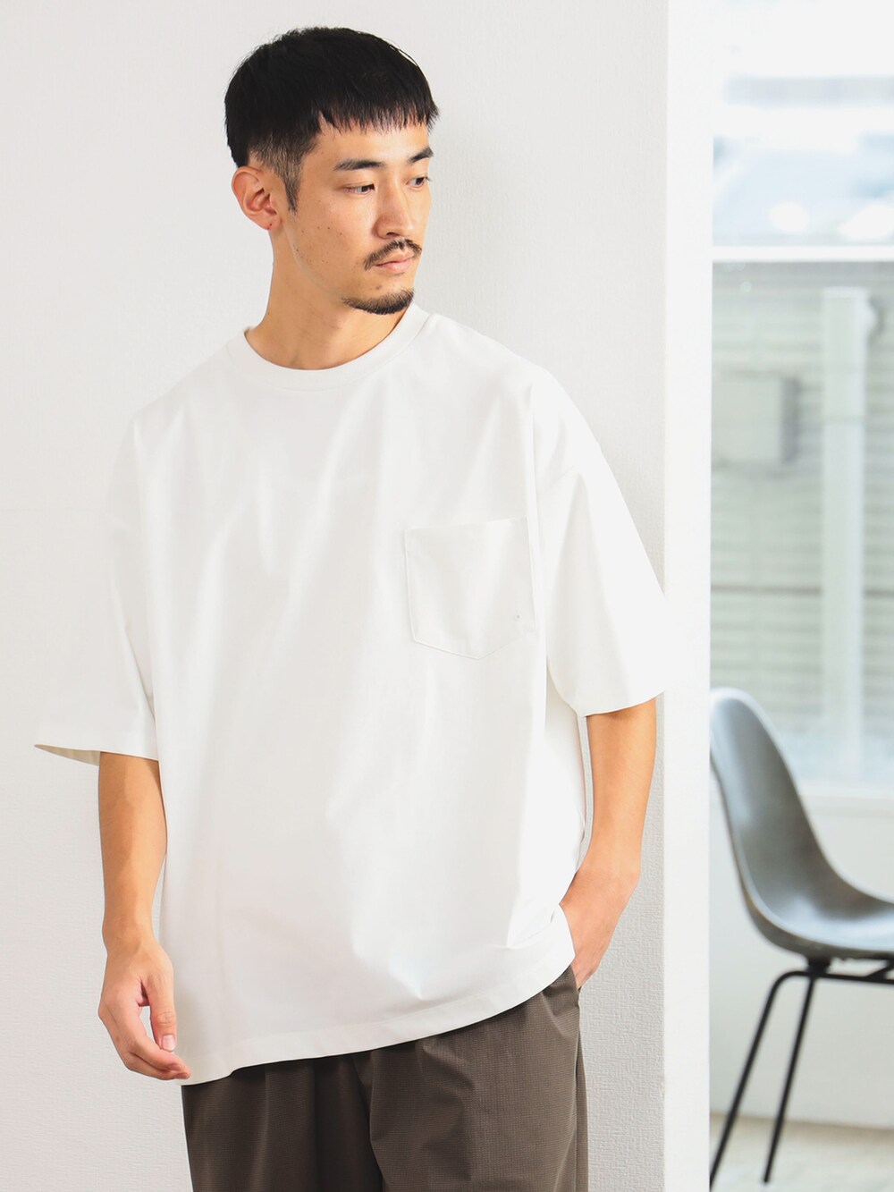 ホワイト系のTシャツ/カットソー、ブラウン系のその他パンツを着用したメンズの夏コーディネートの2枚目の写真