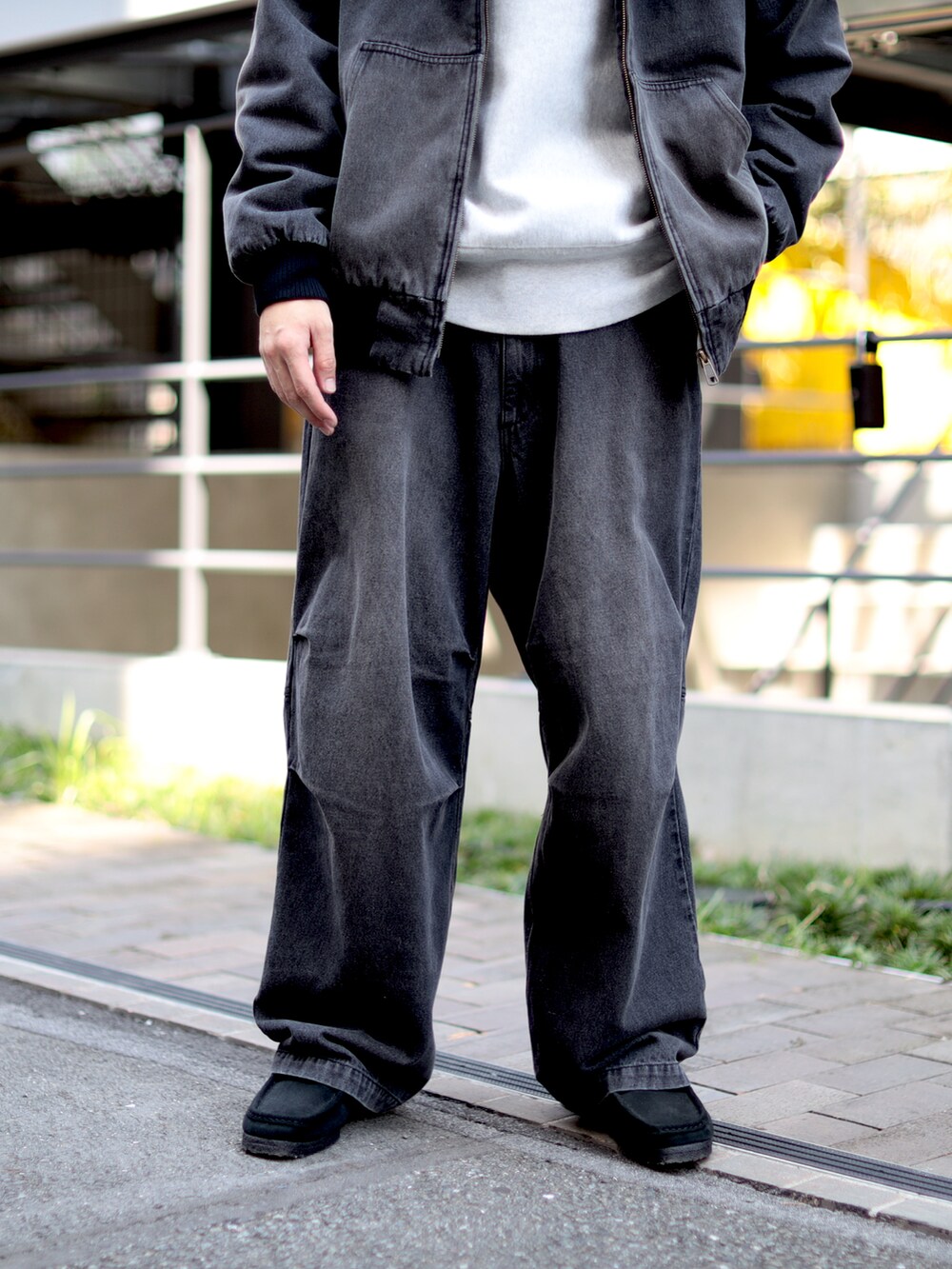 ブラック系のブルゾン、ブラック系のデニムパンツを着用したメンズの秋コーディネートの3枚目の写真