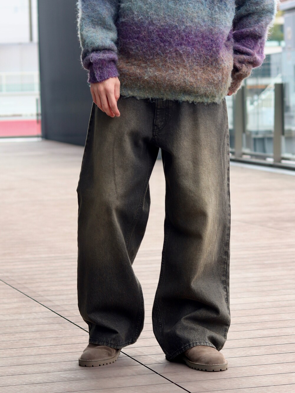 ブルー系のニット/セーター、ブラック系のデニムパンツを着用したメンズの秋コーディネートの4枚目の写真