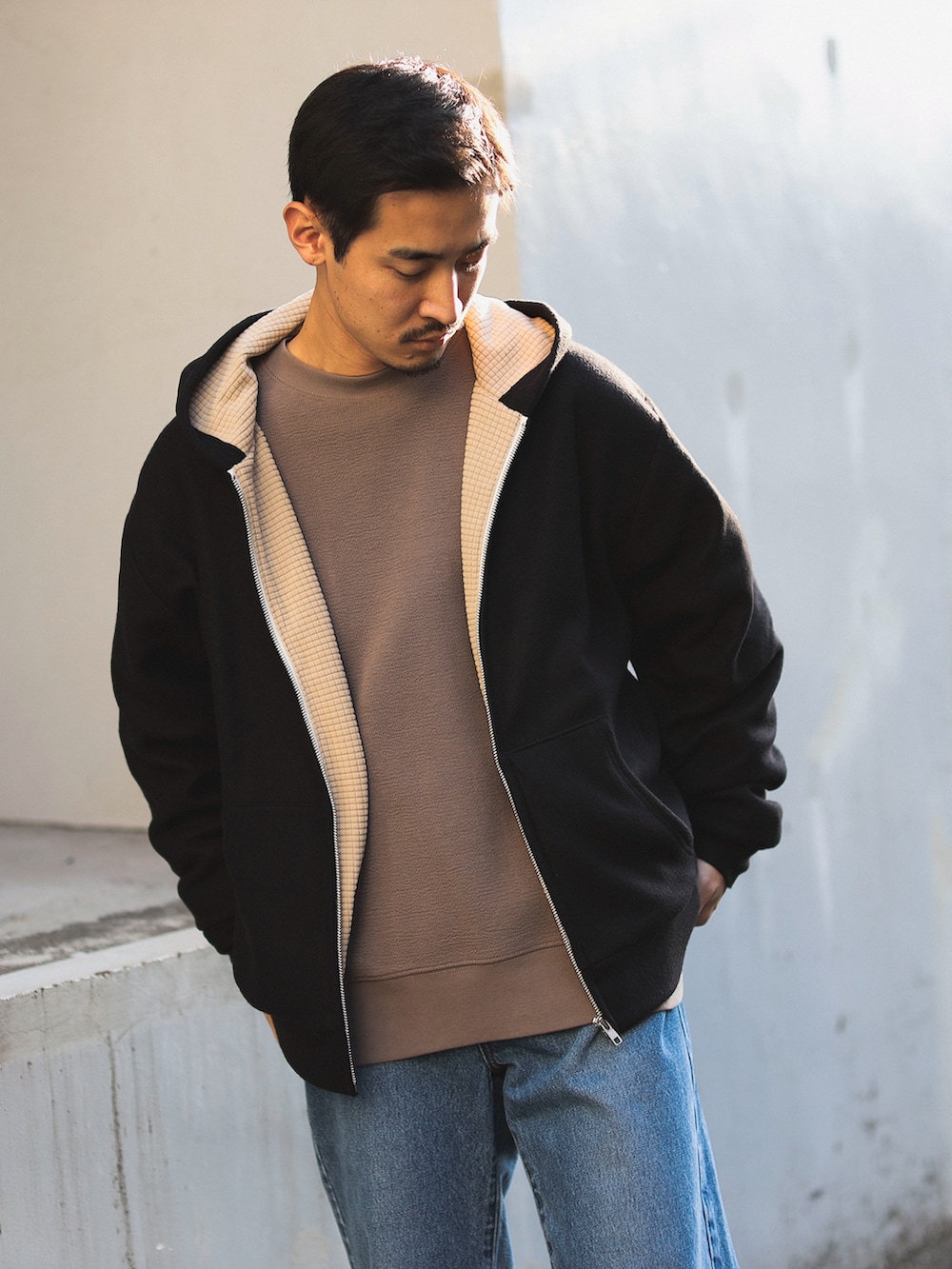 ブラック系のパーカーを着用したメンズの冬コーディネートの3枚目の写真