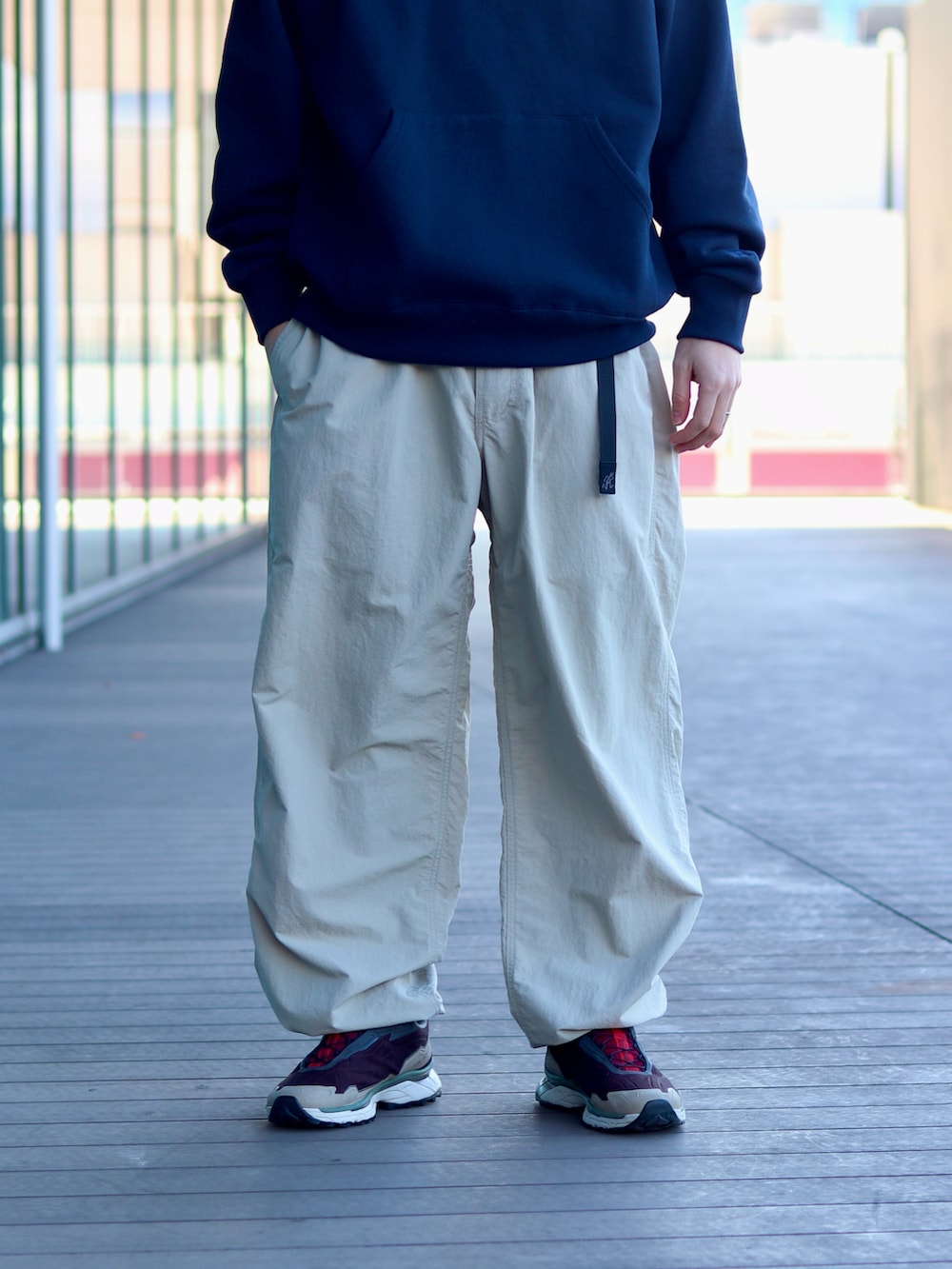 ブルー系のパーカー、ベージュ系のその他パンツ、グレー系のハットを着用したメンズの冬コーディネートの5枚目の写真