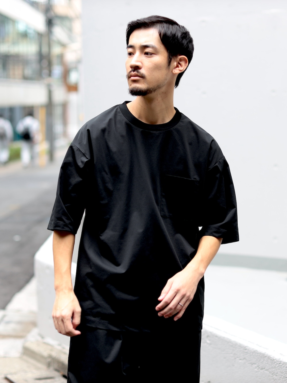 ブラック系のTシャツ/カットソー、ブラック系のその他パンツを着用したメンズの秋コーディネートの3枚目の写真