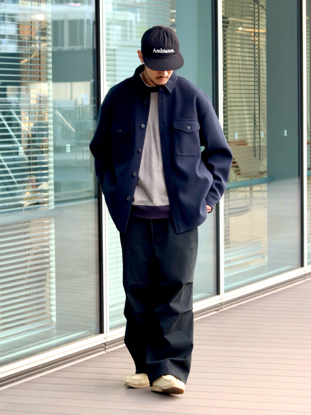 ブルー系のスウェット、ブルー系のブルゾン、ブラック系のその他パンツを着用したメンズの秋コーディネートの2枚目の写真