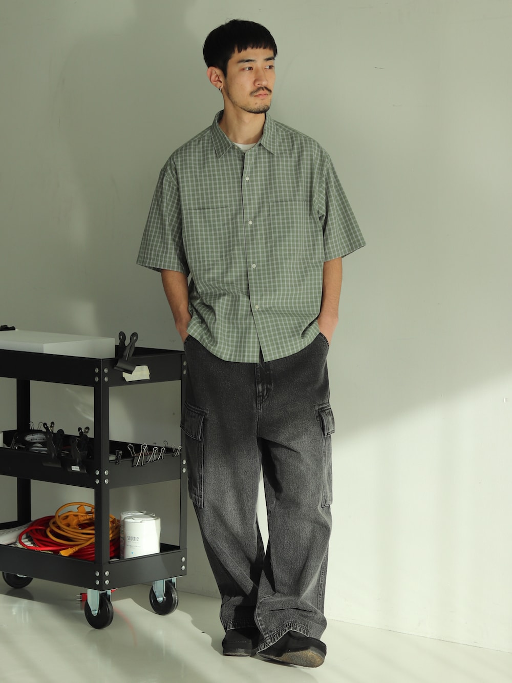 グリーン系のシャツ/ブラウス、ブラック系のデニムパンツを着用したメンズの冬コーディネートの2枚目の写真