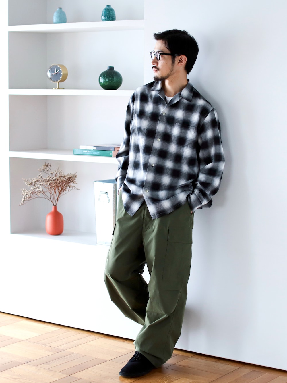 ブラック系のシャツ/ブラウス、グリーン系のカーゴパンツを着用したメンズの秋コーディネートの3枚目の写真