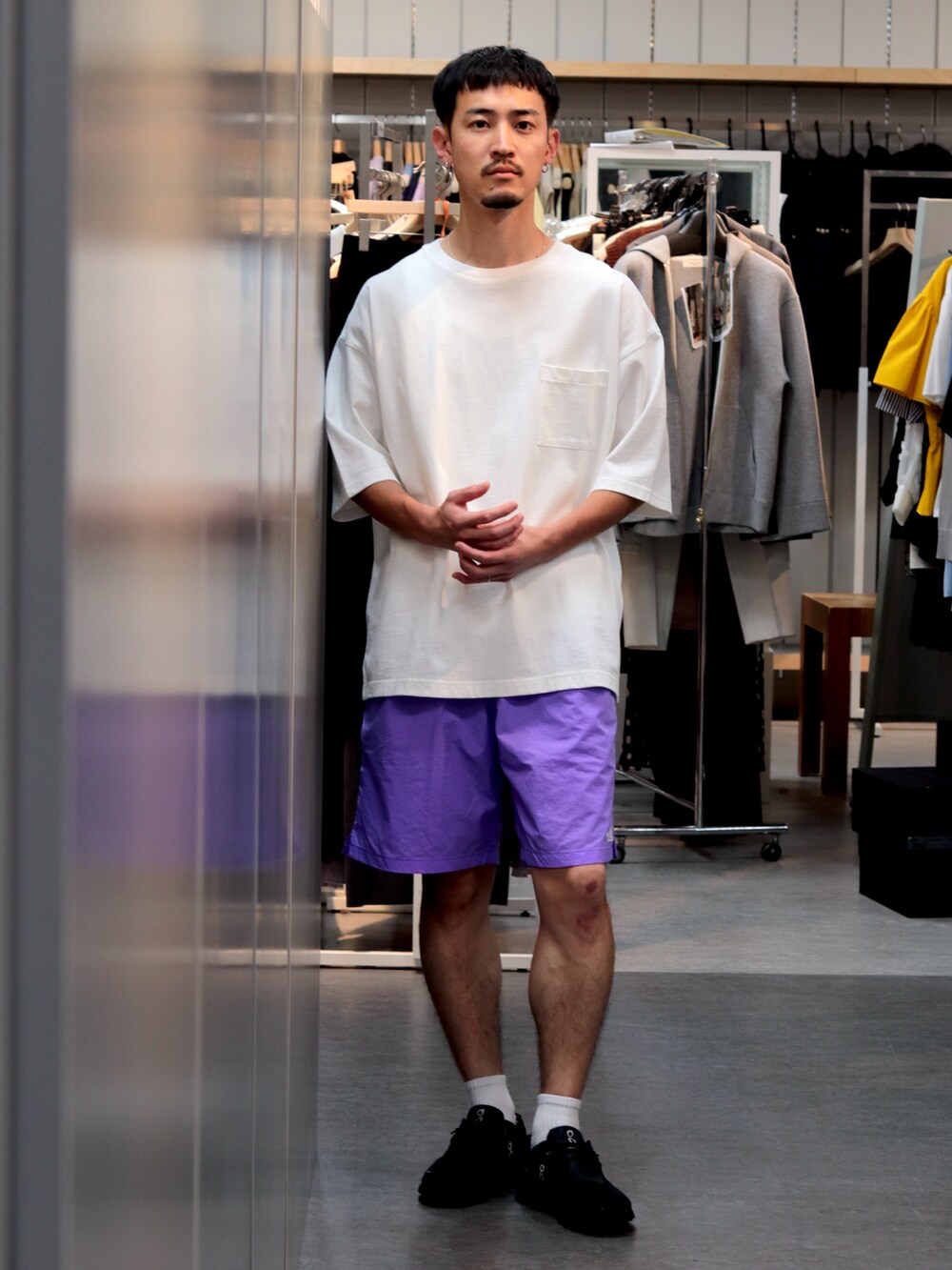 ホワイト系のTシャツ/カットソー、パープル系のその他パンツを着用したメンズの春コーディネートの2枚目の写真