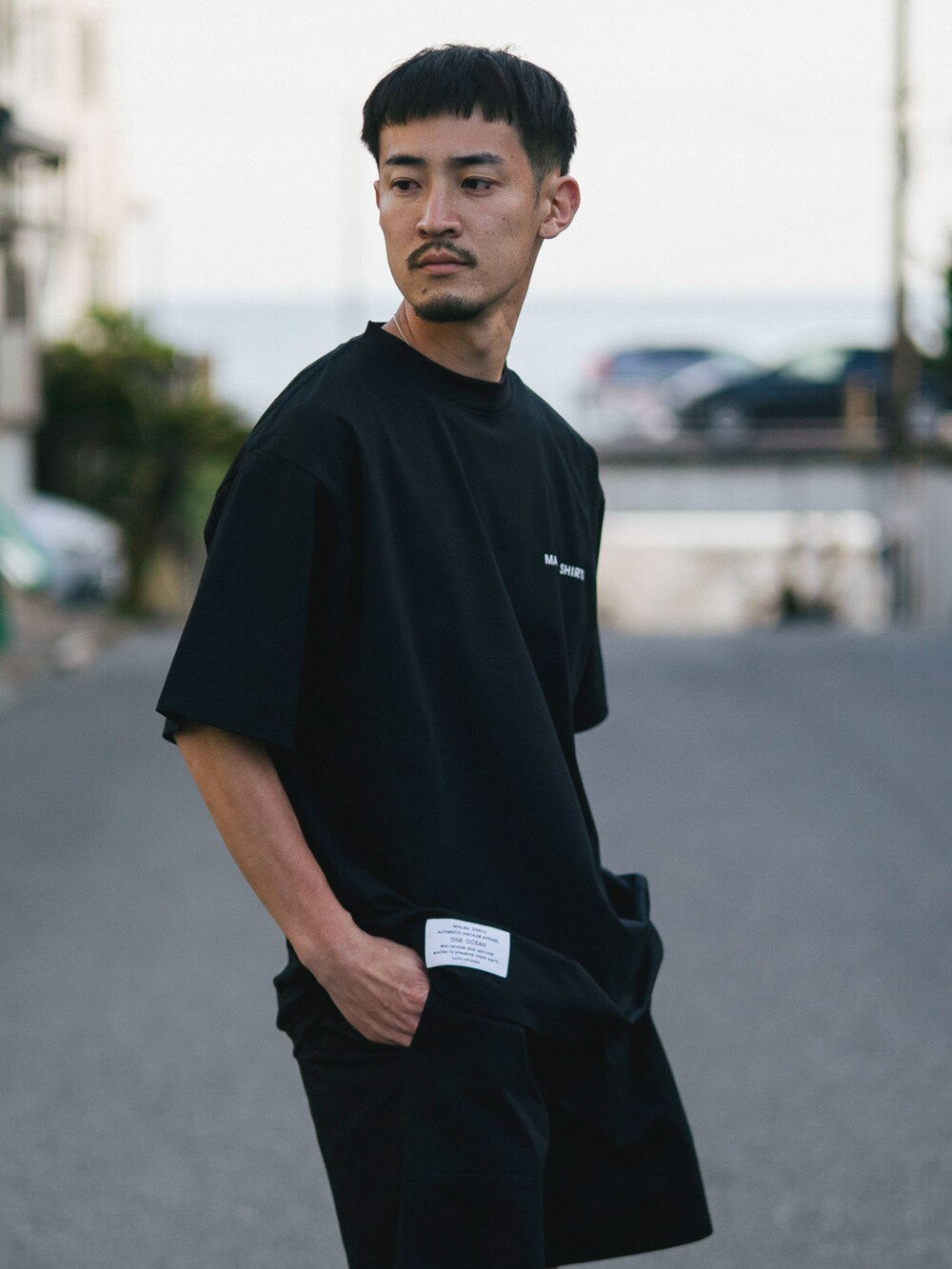 ブラック系のTシャツ/カットソー、ブラック系のその他パンツ、ブラック系のサンダルを着用したメンズの夏コーディネートの2枚目の写真