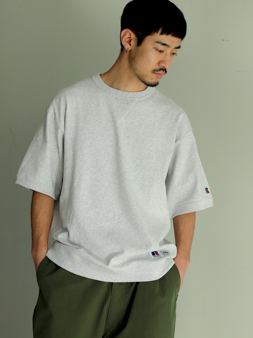 グレー系のTシャツ/カットソー、グリーン系のその他パンツを着用したメンズの冬コーディネートの2枚目の写真