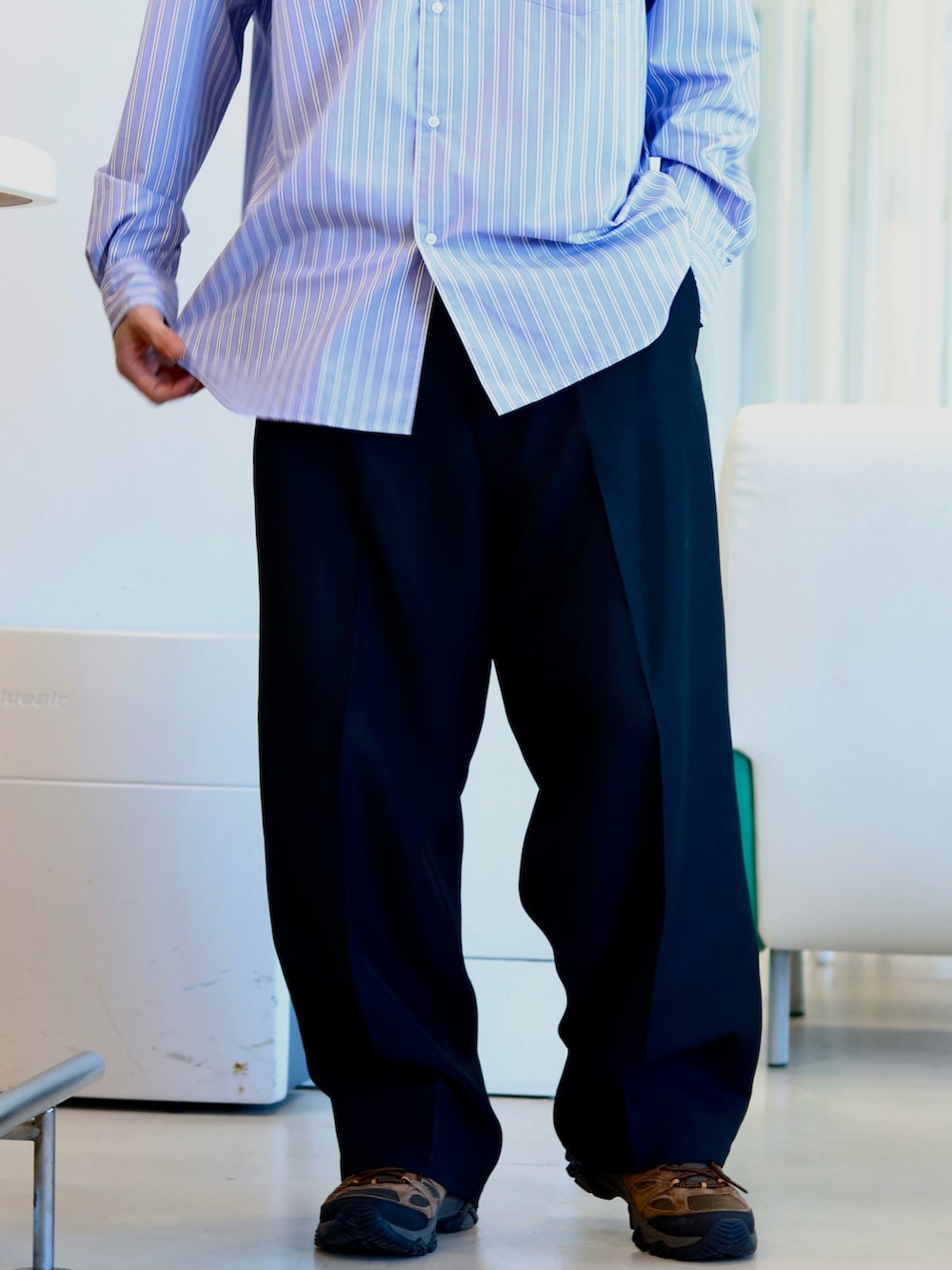 ブルー系のシャツ/ブラウス、ブラック系のその他パンツ、グレー系のキャップを着用したメンズの冬コーディネートの4枚目の写真