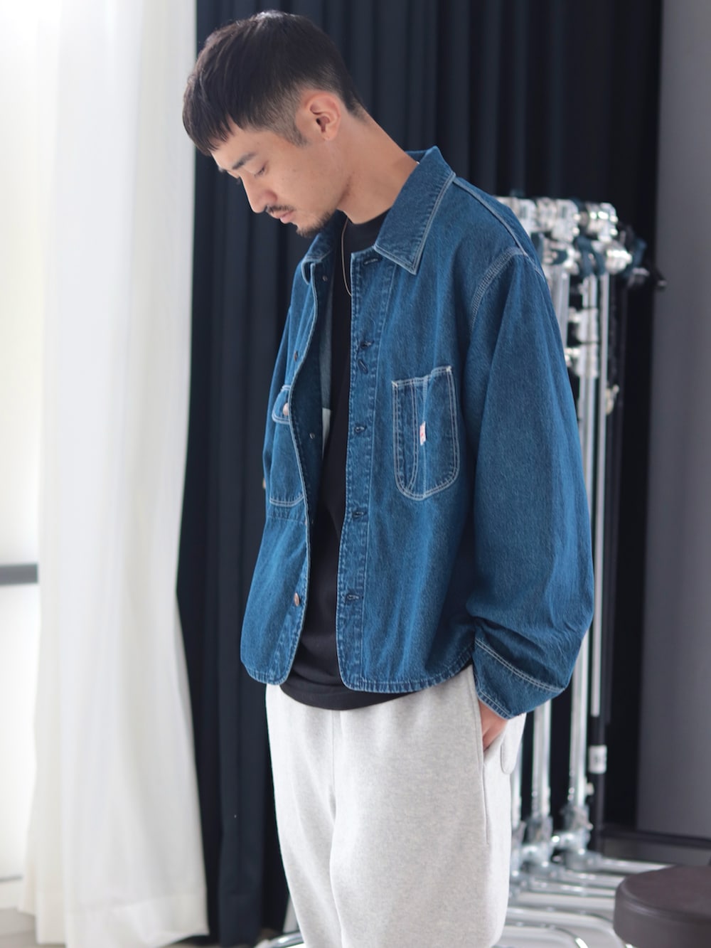 ブルー系のカバーオール、グレー系のスウェットパンツを着用したメンズの夏コーディネートの2枚目の写真