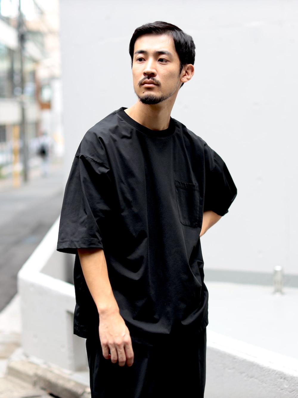 ブラック系のTシャツ/カットソー、ブラック系のその他パンツを着用したメンズの秋コーディネートの2枚目の写真