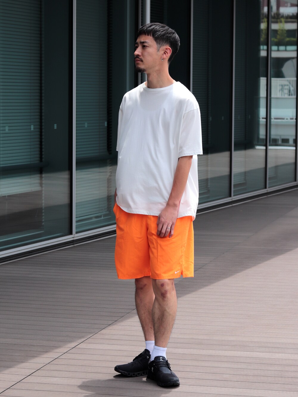 ホワイト系のTシャツ/カットソー、オレンジ系のその他パンツを着用したメンズの春コーディネートの2枚目の写真