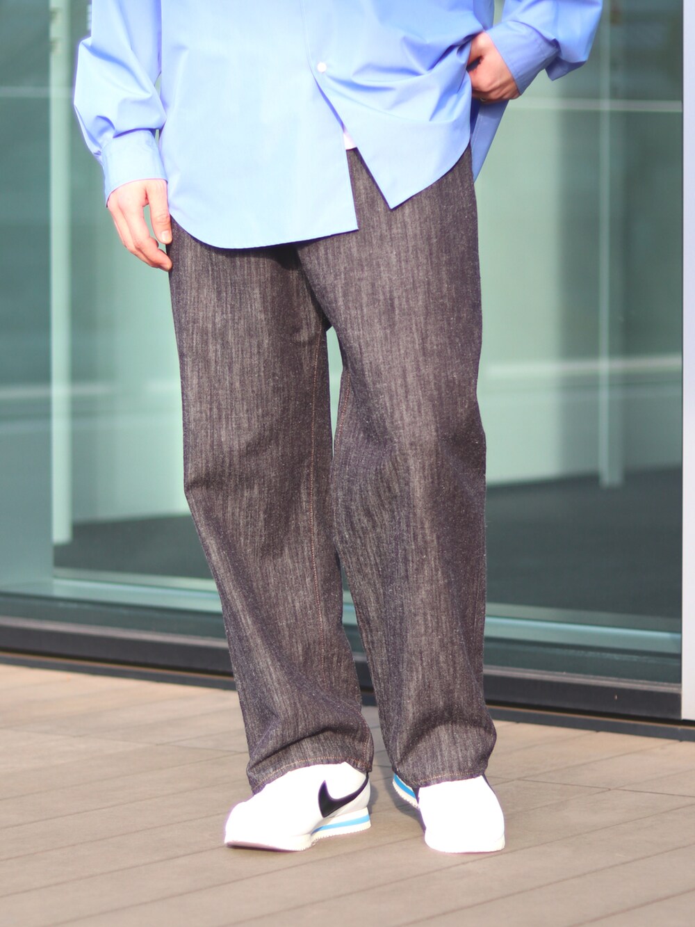 ブルー系のその他パンツ、ホワイト系のスニーカー、ブルー系のシャツ/ブラウスを着用したメンズの春コーディネートの4枚目の写真