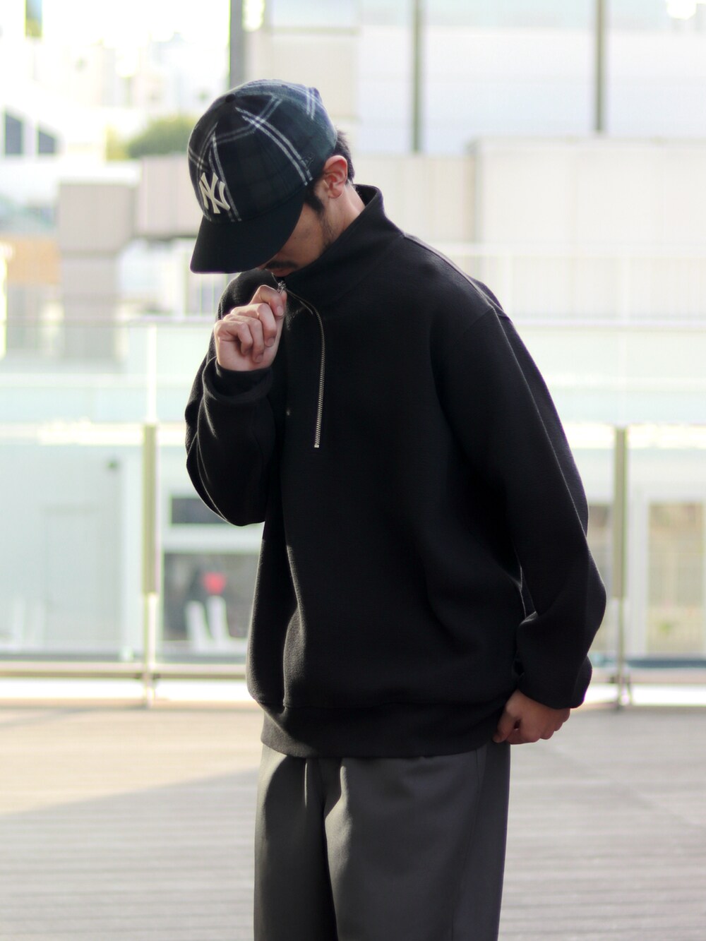 ブラック系のスウェット、ブラック系のその他パンツ、ブラック系のキャップを着用したメンズの秋コーディネートの4枚目の写真