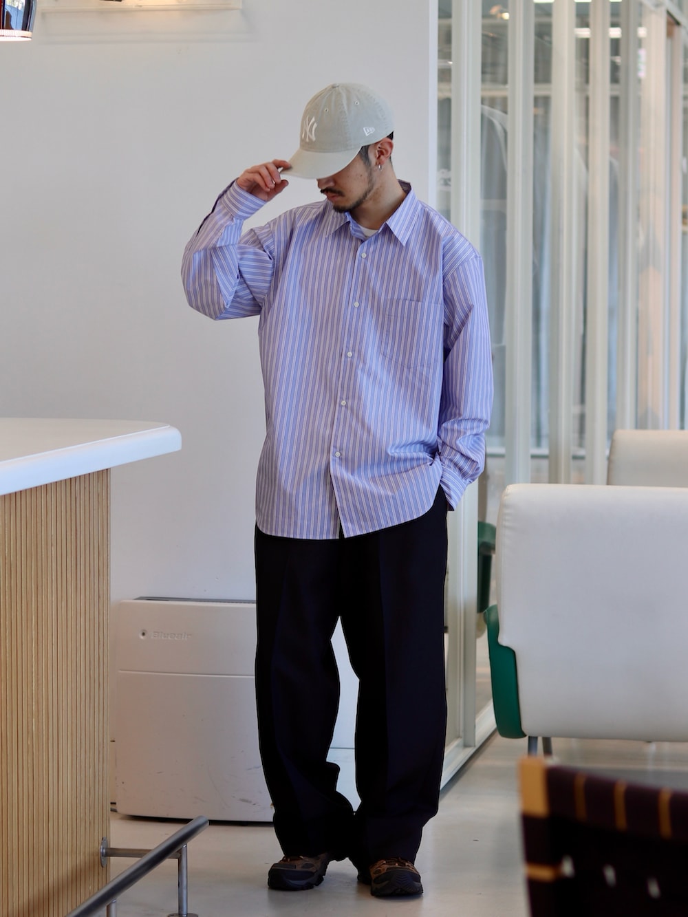 ブルー系のシャツ/ブラウス、ブラック系のその他パンツ、グレー系のキャップを着用したメンズの冬コーディネートの2枚目の写真