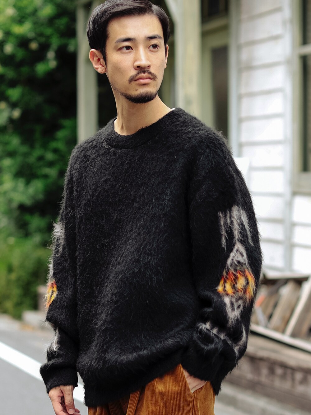 ブラック系のニット/セーターを着用したメンズの秋コーディネートの3枚目の写真