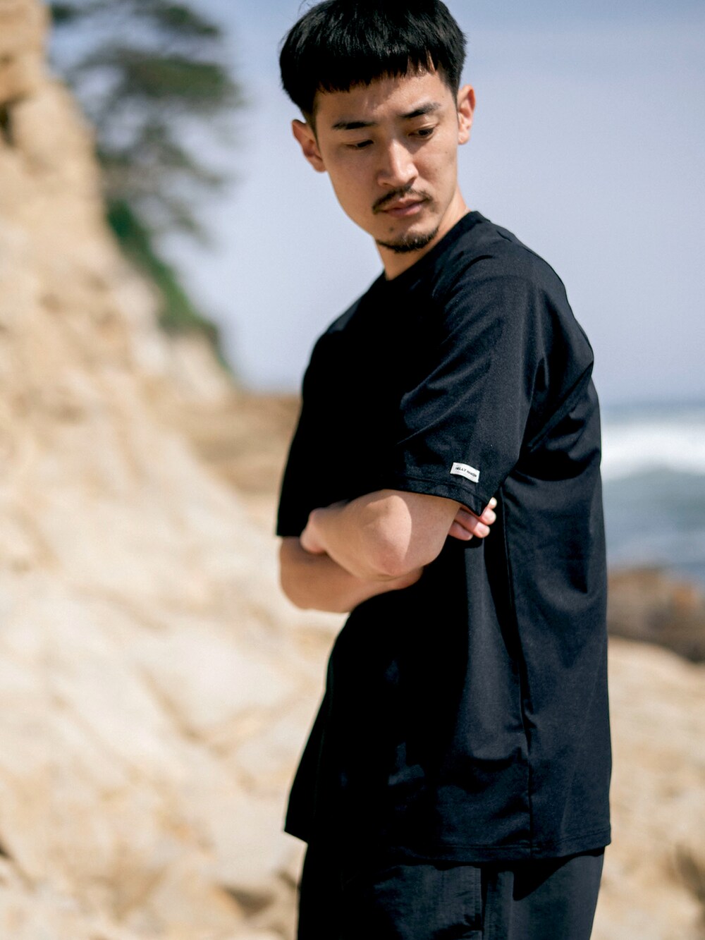 ブラック系のパーカー、ブラック系のTシャツ/カットソー、ブラック系のその他パンツを着用したメンズの春コーディネートの5枚目の写真