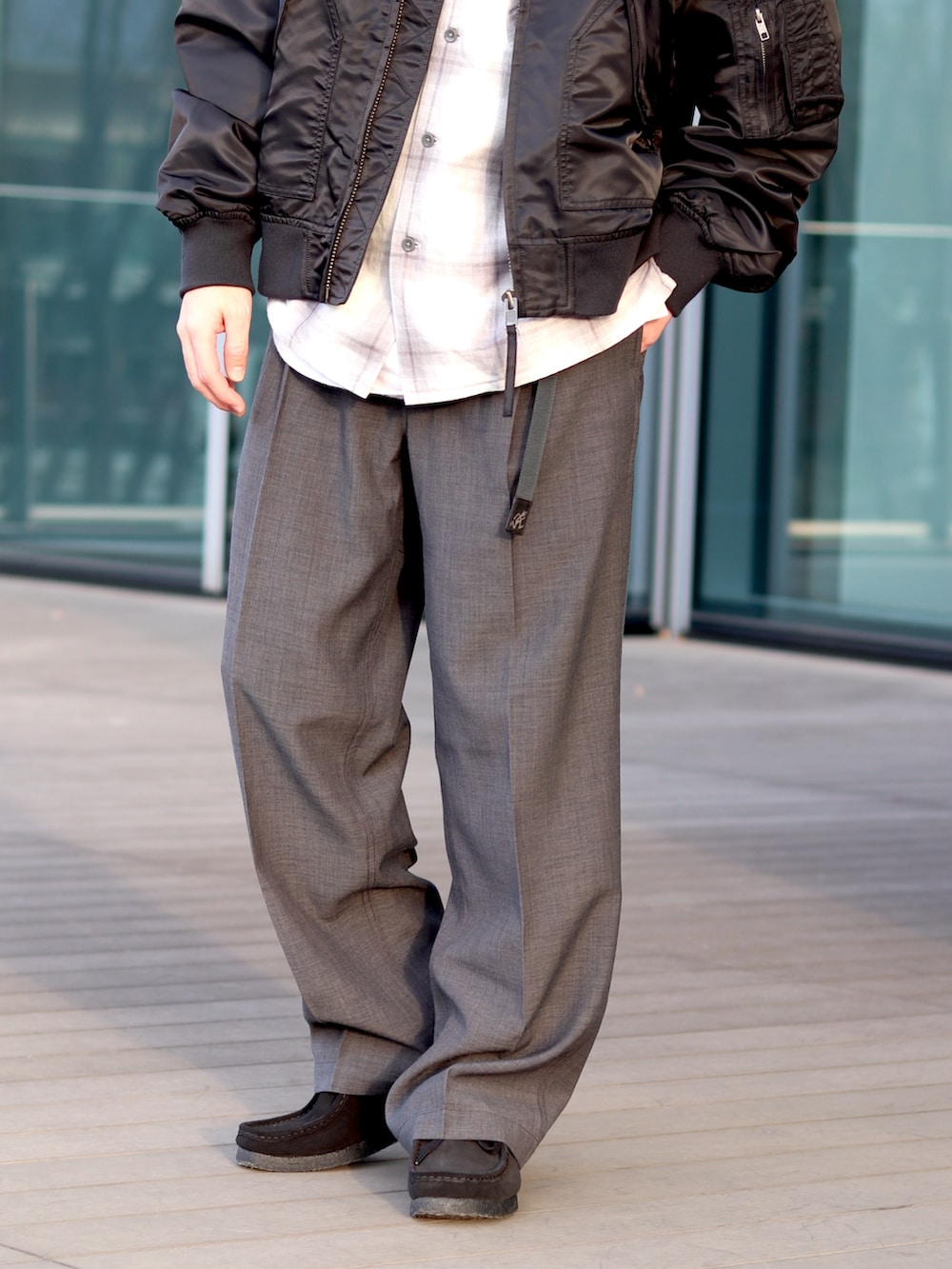 ブラック系のミリタリージャケット、グレー系のシャツ/ブラウス、グレー系のその他パンツを着用したメンズの冬コーディネートの4枚目の写真